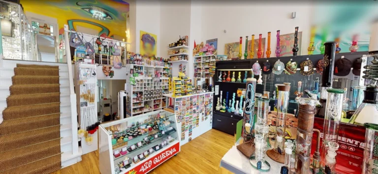 420 queenz shop berlin 02 768x353